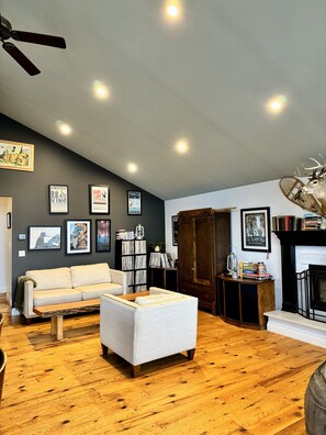 Smart TV, caminetto, videogiochi, lettore DVD