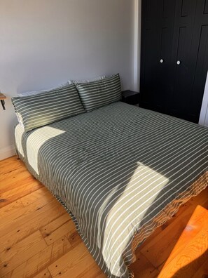 3 bedrooms, free WiFi, bed sheets - Welcome to the HighSide..Charming 3-bedroom cottage in delightful Thunder Bay (Thunder Bay)