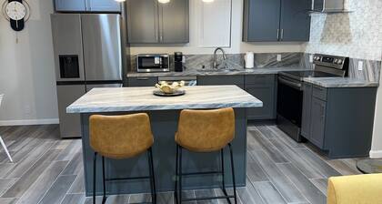 Charming 2-bedroom house in San Leandro with WiFi and AC