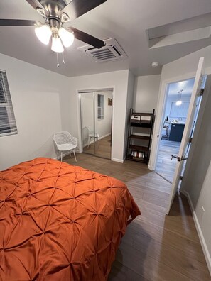 2 chambres, coffres-forts dans les chambres, fer et planche à repasser