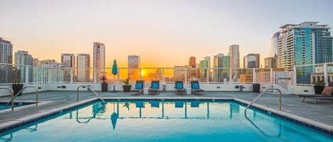 Una piscina al aire libre
