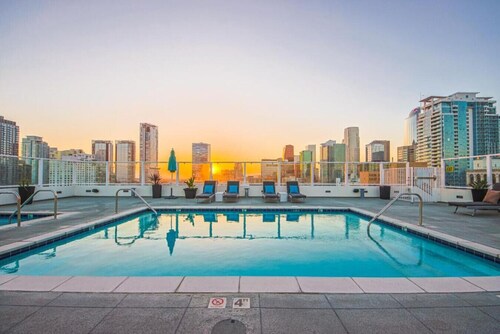 1 Bedroom Condo with Rooftop Amenities – Pool, Jacuzzi & Breathtaking City Views