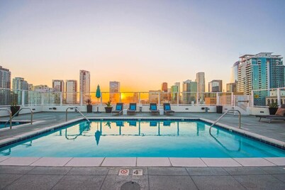1 Bedroom Condo with Rooftop Amenities – Pool, Jacuzzi & Breathtaking City Views