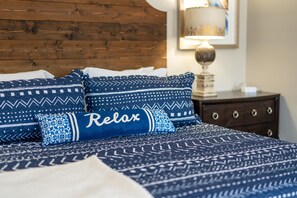 5 habitaciones, escritorio y tabla de planchar con plancha 