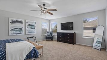 5 slaapkamers, een bureau, een strijkplank/strijkijzer, reisbedje