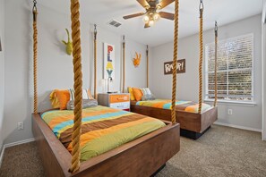 5 bedrooms, desk, iron/ironing board, travel cot - Spacious 5BR / Perfect for Families & Groups (Universal City)