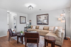 Smart TV, books - Spacious 5BR / Perfect for Families & Groups (Universal City)