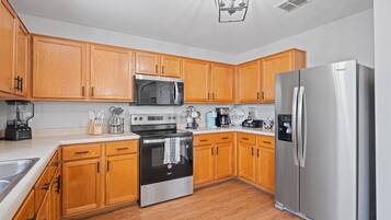 Een koelkast, een magnetron, een oven, een kookplaat