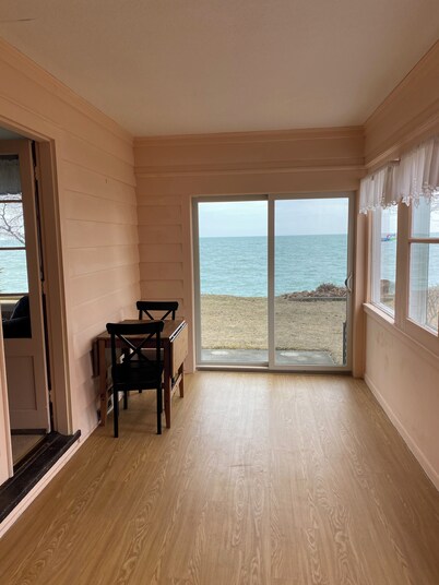 Cozy cottage with WiFi in East Tawas - 3 bedrooms