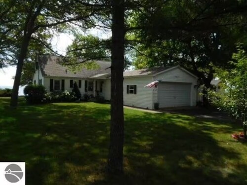 Cozy cottage with WiFi in East Tawas - 3 bedrooms