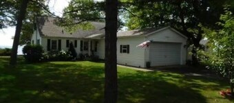 Cozy cottage with WiFi in East Tawas - 3 bedrooms