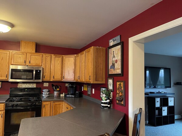 Microwave, oven, stovetop, dishwasher - Spacious 4-bedroom house with AC, WiFi in superb Trenton (Trenton)