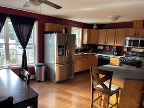 Microwave, oven, stovetop, dishwasher - Spacious 4-bedroom house with AC, WiFi in superb Trenton (Trenton)