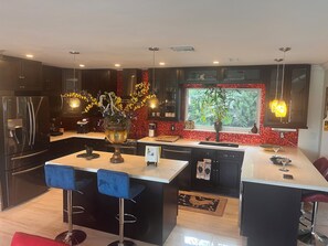 Fridge, microwave, oven, stovetop - Coastal 3BR 2BA Paradise ~ Fully Equipped ~Near Beach & Downtown L@@K (Oakland Park)