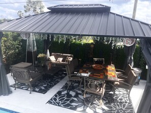 Outdoor dining - Coastal 3BR 2BA Paradise ~ Fully Equipped ~Near Beach & Downtown L@@K (Oakland Park)