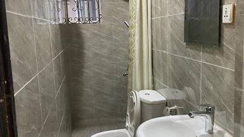 Ducha, toallas, jabón y papel higiénico