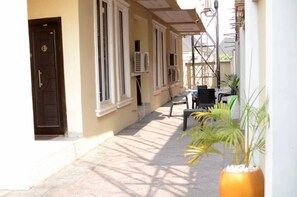 Outdoor dining - SUNFIT APARTMENTS!
Cozy & Spacious 3-Bedroom Apartment in a serene environment. (Asaba)