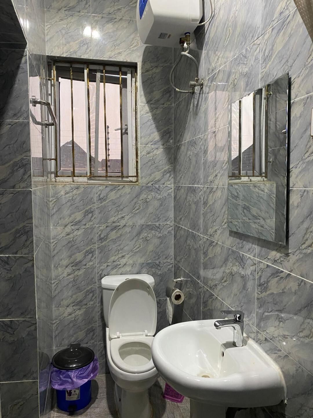 Ducha, toallas, jabón y papel higiénico