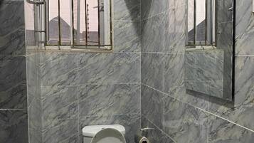 Ducha, toallas, jabón y papel higiénico