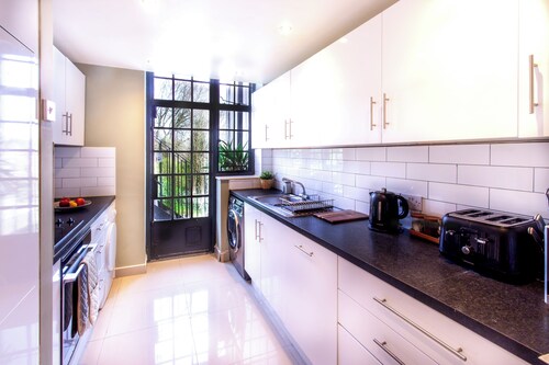 Chic & Spacious 2 double bed flat in Tulse Hill