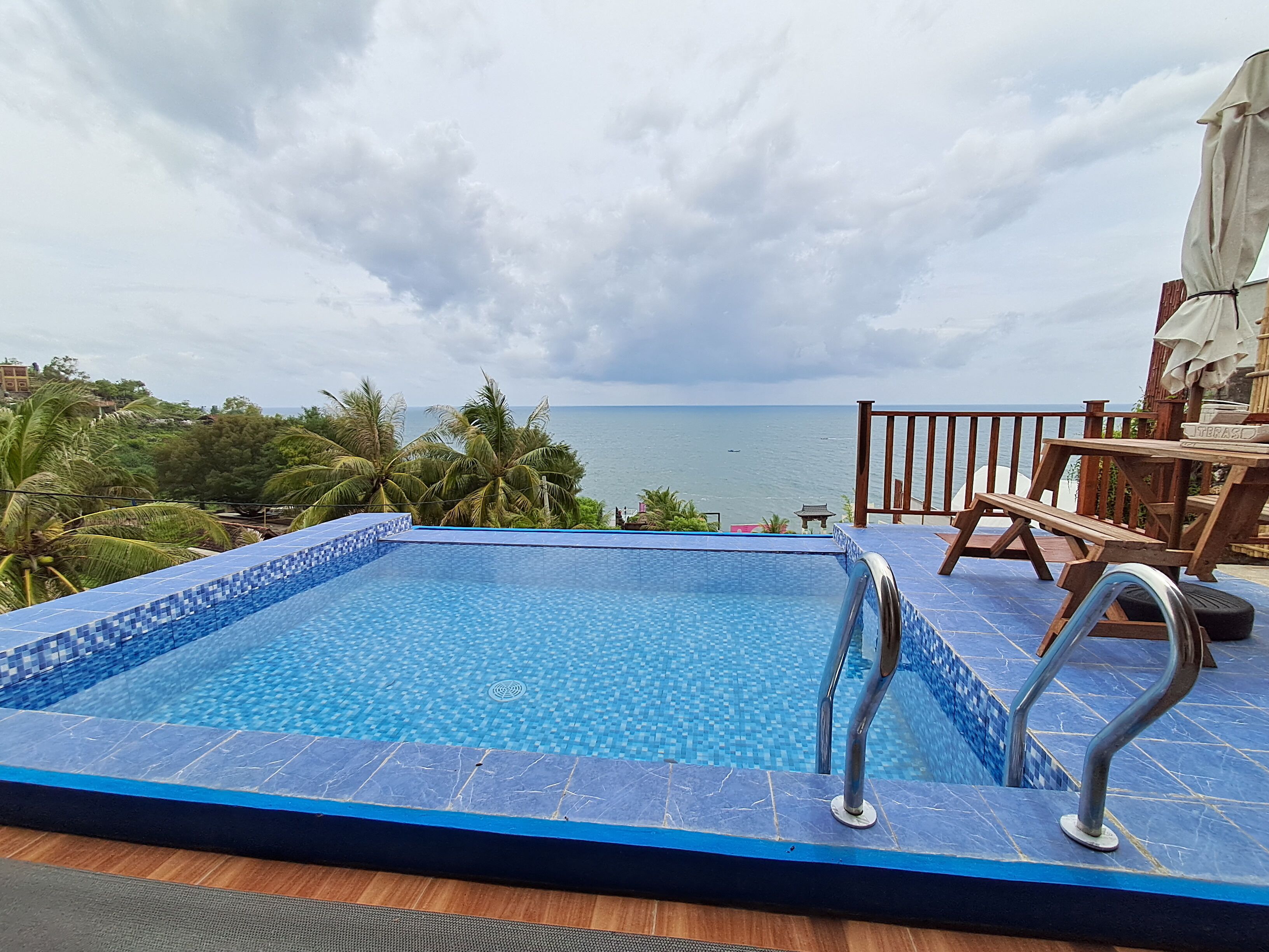 Suite Presidensial | Meja kerja