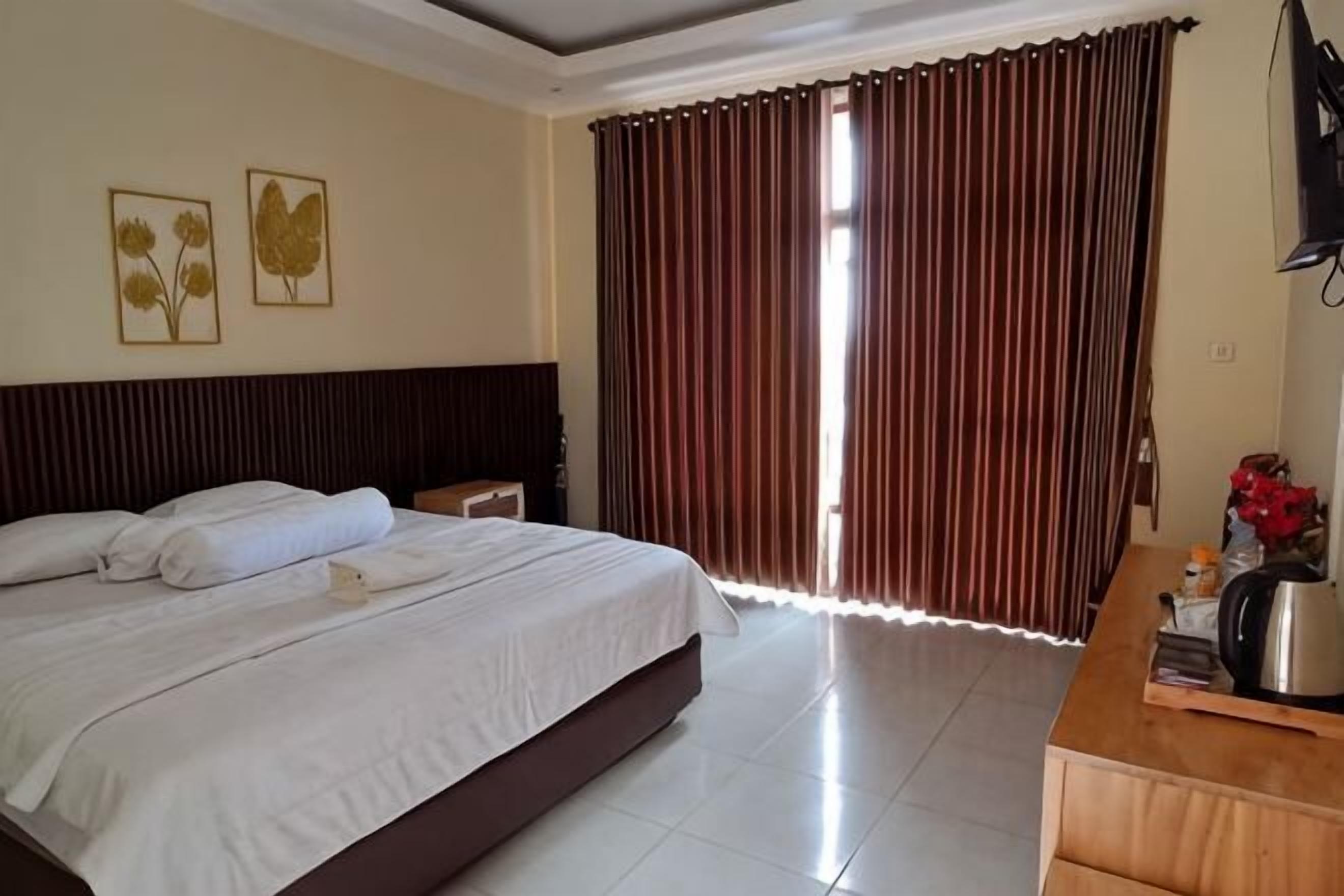 Escritorio y ropa de cama 
