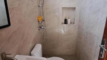 Superior-værelse med 2 enkeltsenge | Badeværelse | Bruser, brusehoved med spredningseffekt, gratis toiletartikler
