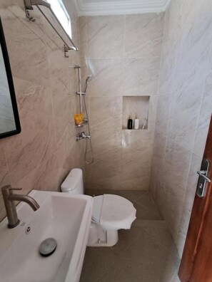 Superior Twin Room | Bathroom | Shower, rainfall showerhead, free toiletries, towels - Teras Kaca (Panggang)