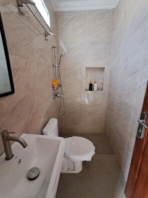 Superior Room | Bathroom | Shower, rainfall showerhead, free toiletries, towels - Teras Kaca (Panggang)