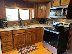 Kjøleskap, mikrobølgeovn, ovn og kokeplater