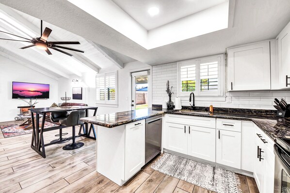 Fridge, microwave, oven, stovetop - Charming Mesa Retreat on quiet Cul-De-Sac with Pool & Pet Friendly (Mesa)