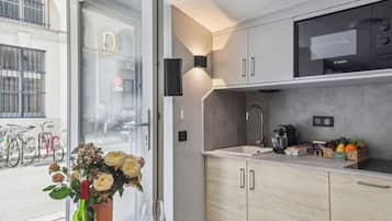 Cafetière/bouilloire, réfrigérateur, micro-ondes, plaque de cuisson