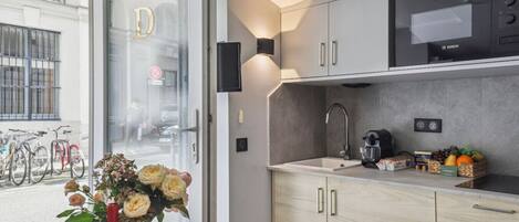 Réfrigérateur, micro-ondes, plaque de cuisson, lave-vaisselle