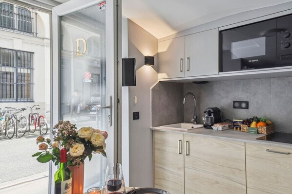 Kühlschrank, Mikrowelle, Herdplatte, Geschirrspüler