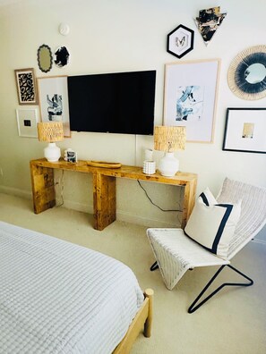 3 bedrooms, iron/ironing board, WiFi, bed sheets - CFP with dinner resy; 1 mi to UM, 5 min to sq; back porch w/ tv; master down; (Oxford)