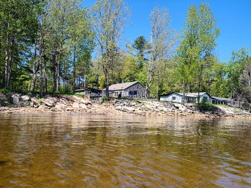 Foghorn Bay Getaway
Relax and play at this private 4 BR/2BA, 1.5-acre property!