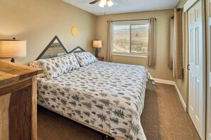 1 habitación, tabla de planchar con plancha y cuna de viaje 