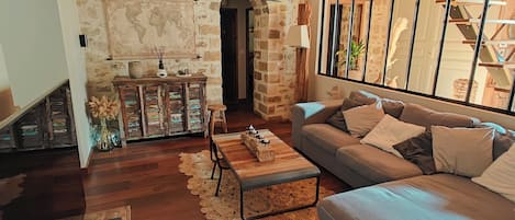 Televisión, chimenea y libros