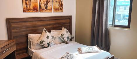 1 habitación, tabla de planchar con plancha y ropa de cama