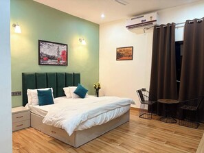 5 bedrooms, iron/ironing board, WiFi, bed sheets