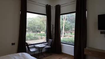 5 bedrooms, iron/ironing board, WiFi, bed sheets