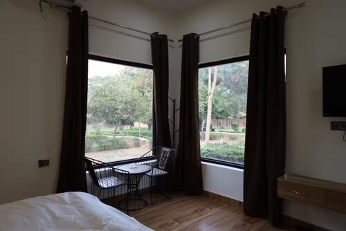 Spacious 5-bedroom farmhouse in cool Gurugram with AC, WiFi