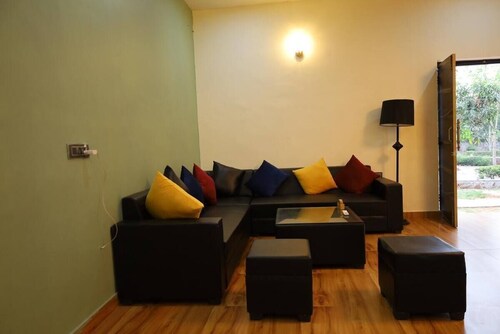 Spacious 5-bedroom farmhouse in cool Gurugram with AC, WiFi