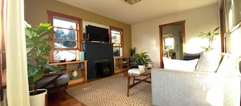 Beautiful, Charming, Historic 2BR Cottage-Yard/Patio-Blocks To Beaches/Shops-OB