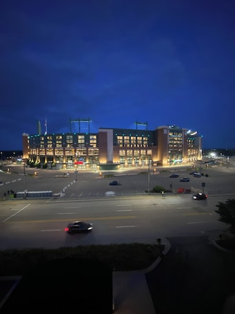 Exterior. Green Bay Packer Games, Resch/Expo 4-bedroom house less than 1 mile from Lambeau