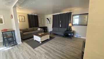 Smart TV, tavolo da calcetto, tavolo da ping pong, libri