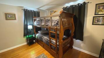 4 Schlafzimmer, Schreibtisch, Bügeleisen/Bügelbrett, kostenloses WLAN