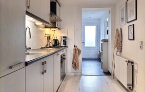 Frigorífico, microondas, horno y placa de cocina