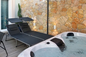 Outdoor spa tub - Manolitos villa resort and spa with jacuzzi and private parking (Episkopi)