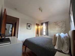 3 bedrooms, in-room safe, desk, iron/ironing board - Sunny, Charming, Historic 2-Level Cottage-Patio/Yard-Blocks To Beaches/Shops-OB (San Diego)